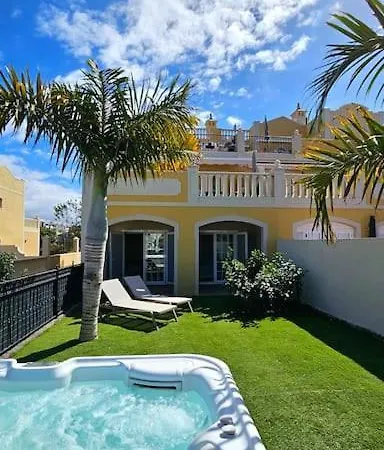 Sea View Duplex Private Jacuzzi, Garden, Terras And Shared Pool Appartement