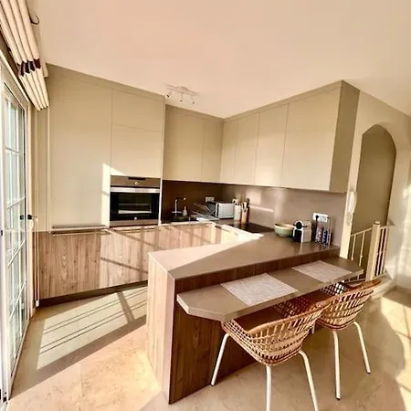 Апартаменты Sea View Duplex Private Jacuzzi, Garden, Terras And Shared Pool *